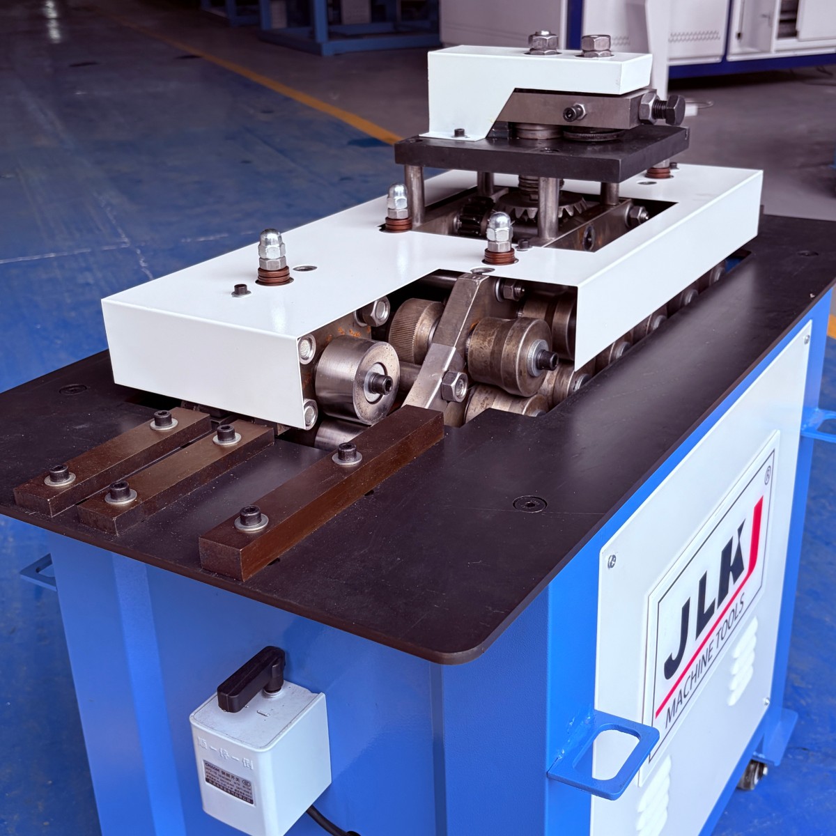 Duct Lock Forming Head and Feed Rollers Close-Up