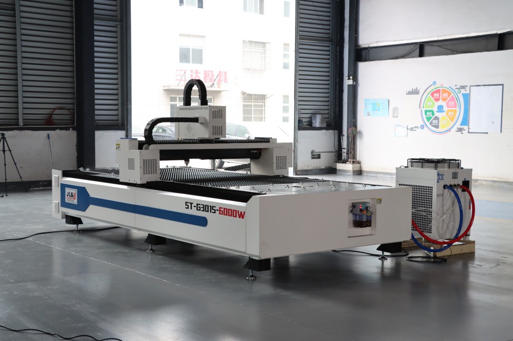 Industrial CNC Fiber Laser Cutter with Water Chiller